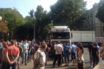 Митингующие аграрии перекрыли фурой проспект Шевченко в Одессе (ФОТО)