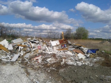 Взлетную полосу в Чумаках заваливают мусором и промотходами (Фото)