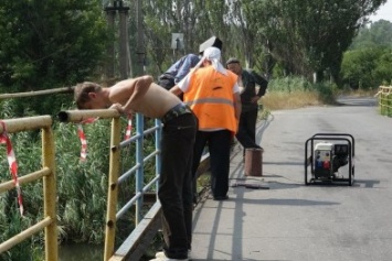 В Мариуполе "зеленстроевцы" восстановили ограду, которую с моста снес водитель "шестерки" (Фотофакт)