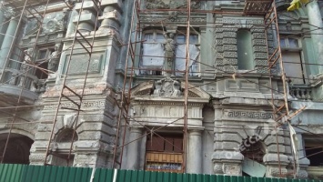 Новое разрушение дома Руссова: куски лепнины на асфальте (фото)