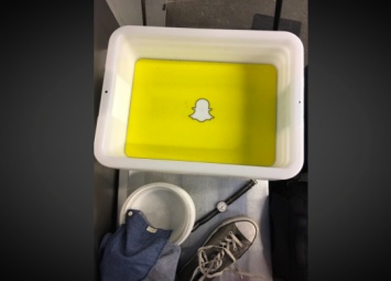 Snapchat разместил рекламу в коробках зоны контроля безопасности нью-йоркского аэропорта