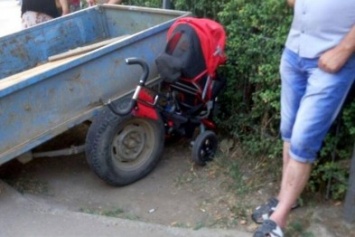 В Одессе от автомобиля оторвался прицеп и угодил в маму с двухлетней дочкой (ФОТО)