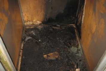 В Запорожской многоэтажке вандал сжег лифт