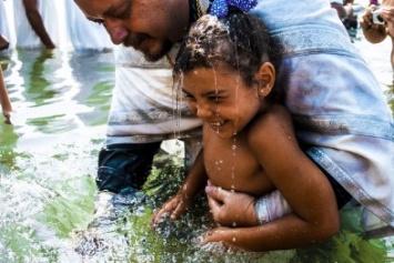 В Евпатории состоялось массовое крещение в море (ФОТОФАКТ)