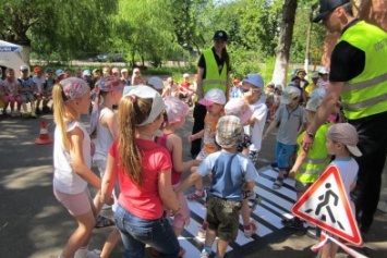 Дорожная патрульная полиция Чернигова учит дошкольников переходить дорогу