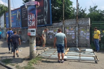 Демонтаж продолжается. Коммунальщики убирают рекламу с центра Николаева (ФОТО)