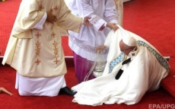 Папа Римский упал в Польше во время мессы