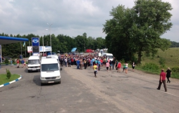 В Винницкой области местные жители парализовали автомобильное движение