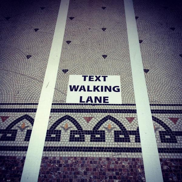 В Бельгии сделали пешеходные дорожки для любителей смартфонов