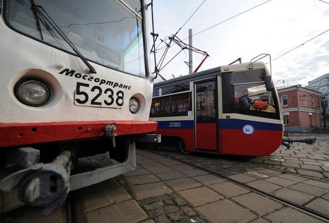 В Москве с рельсов сошел трамвай из-за подложенной плиты