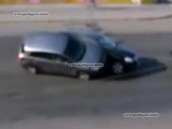 ВИДЕО ДТП в Киеве: девушка на Mitsubishi ASX проехалась по Mercedes ML