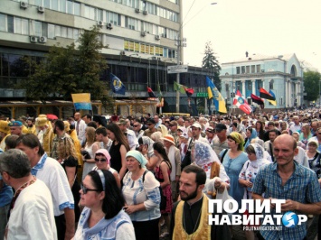 «Смерть ворогам!»: Крестный ход Порошенко-Филарета собрал меньше участников, чем вчерашнее шествие УПЦ МП