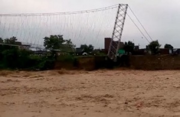 Огромный подвесной мост упал в реку в Непале