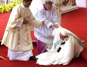 Франциск упал перед началом мессы