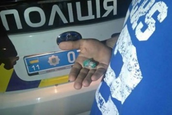 Ночью в Кривом Роге задержали 15-летнюю девушку и парня с наркотиками в карманах (ФОТО)