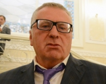 Поднимайте меня!: Жириновский не смог встать с клумбы после селфи (ФОТО)