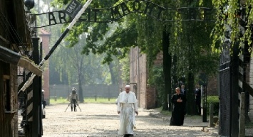 Папа Римский посетил концлагерь Освенцим