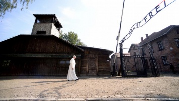 Папа Франциск совершил безмолвную молитву в бывшем концлагере Освенцим