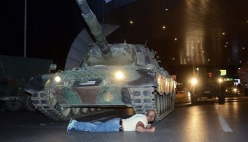 Анкара даст медали активистам, голыми руками останавливавшим танки в ночь мятежа