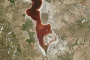 В Иране зеленое озеро вдруг стало кроваво-красным