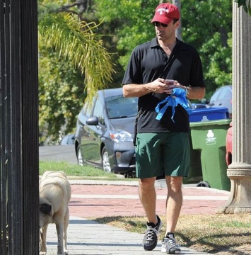 Джон Хэмм на прогулке со своей собакой