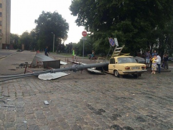 В Харькове рухнувший столб расплющил легковушку