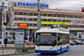 Новшество «Крымтроллейбуса»: Водителям запретили выпускать пассажиров, пока все желающие сесть в троллейбус не заплатят за проезд