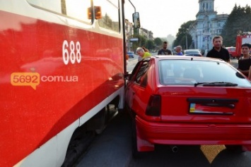 На проспекте Шевченко в Каменском столкнулись трамвай и "Опель"