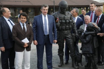 Французские депутаты в Крыму сфотографировались с памятником "Вежливым людям"
