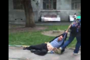 Харьковчанин вышвырнул с детской площадки пьяницу, который орал матом на детей