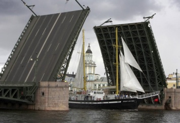 В Санкт-Петербурге в честь дня ВМФ Дворцовый мост разведут днем на два часа