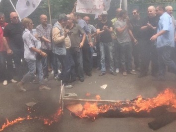 Грузины сожгли чучело Саакашвили
