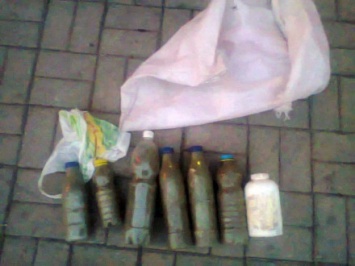 Семь бутылок с сушеной коноплей нашли правоохранители у жителя Мариуполя