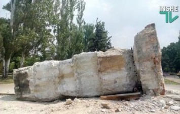Добили: в Николаеве снесли основу постамента памятника Ленина, которая "держалась" почти месяц