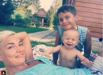 Юлия Костюшкина опубликовала новые фотографии с маленьким сыном