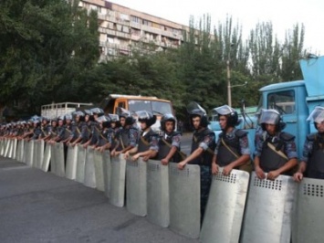 Спецназ готов начать штурм захваченного полка полиции в Ереване