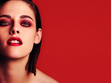 Первые кадры: Кристен Стюарт в рекламной кампании осенней коллекции макияжа Chanel