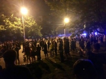Появились подробности ночного ДТП в Харькове: полиции пришлось разгонять людей
