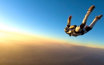 В США скайдайвер прыгнул с самолета без парашюта с высоты 7,6 км (Видео)