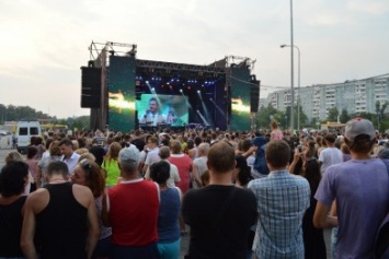 Сотни запорожцев собрались посмотреть концерт участников "Х-фактора", - ФОТО