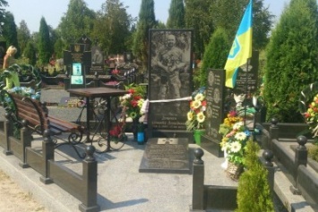 В Кривом Роге восстановили памятники на могилах бойцов АТО, поваленные вандалами (ФОТО)