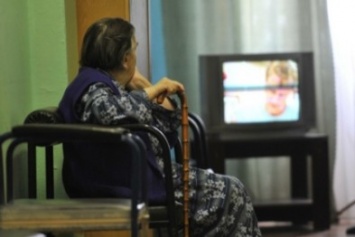 В Запорожье пенсионеров научат смотреть телевизор и читать газеты