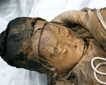 Российские ученые начали изучение древней мумии "в кроссовках"