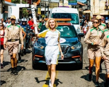 Полина Гагарина пронесла Олимпийский огонь по улицам Рио-Де-Жанейро