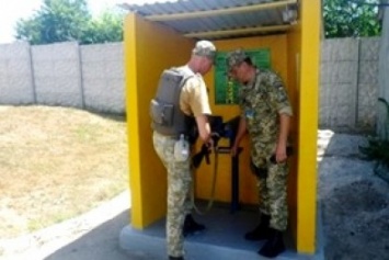 В Херсонской области пограничники-срочники учатся нести службу в составе пограничных нарядов и стреляют из АК