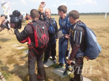 Бойцы АТО после реабилитации прыгали с парашютом в Днепропетровской области