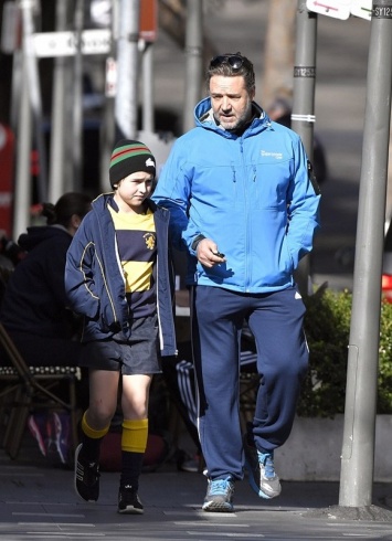 Рассел Кроу на прогулке с младшим сыном Теннисоном в Сиднее