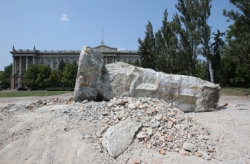 В Николаеве таки свалили колонну, над которой возвышался памятник Ленину