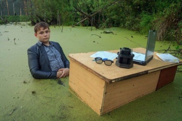 Фотосессия в болоте в стиле «офисная рутина» потрясла интернет