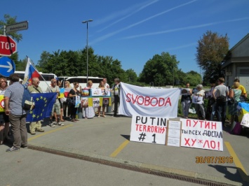 Путина в Словении встретили плакатами "террорист №1"